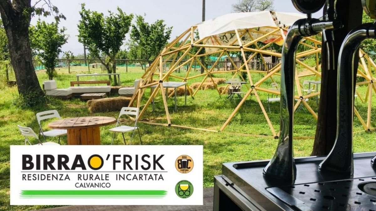 Spazio verde all’aperto della residenza rurale “L’Incartata” a Calvanico, con area relax e spillatore di birra artigianale