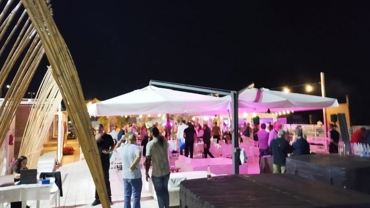 Locandina promozionale della “Serata dei Single by Celestino”, in programma il 26 luglio 2025 a Salerno presso il Maremò Beach Club. Include dettagli sul menu completo, orari, prenotazione WhatsApp, descrizione del format con musica, balli, scambio messaggi e animazione dedicata ai single.