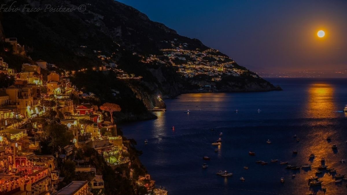 Rituale della Luna del Raccolto 2025 al mare tra Salerno e Paestum con pratiche spirituali e condivisione sotto le stelle.
