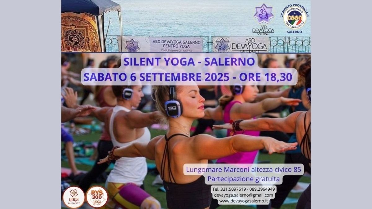 Partecipanti al Silent Yoga al tramonto sul lungomare di Salerno, con cuffie wireless e vista mare mozzafiato.